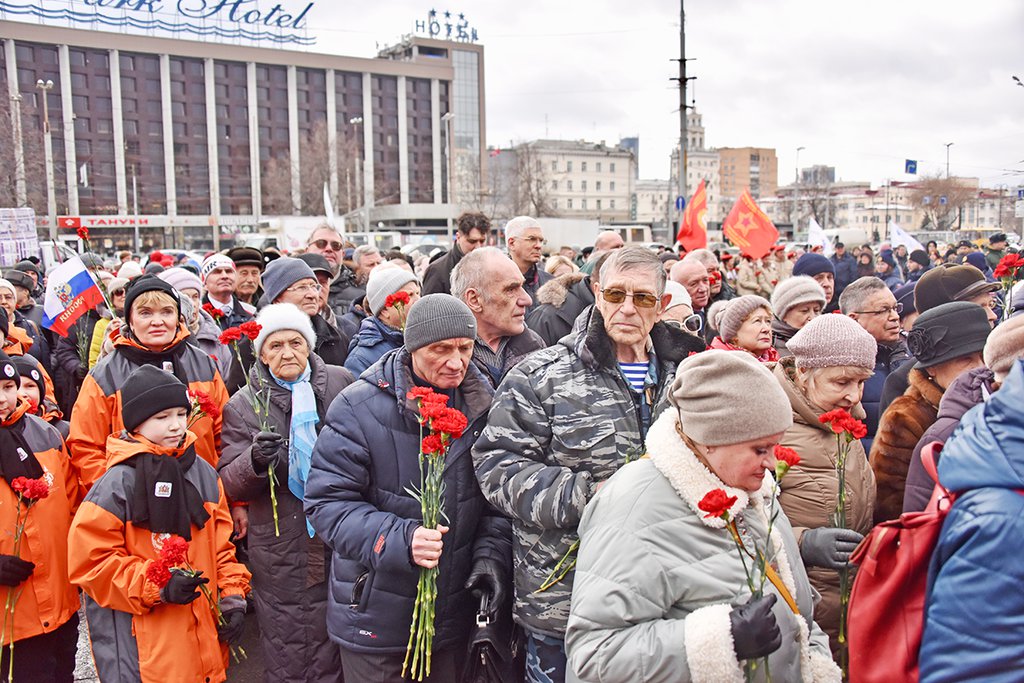 Возложение цветов к памятнику воинам Уральского добровольческого танкового корпуса в Екатеринбурге
