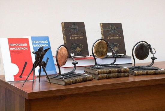Кроме денежных премий, все победители «Неистового Виссариона» получают памятные призы в виде кованых гонгов. Фото Предоставлено Библиотекой им. Белинского.