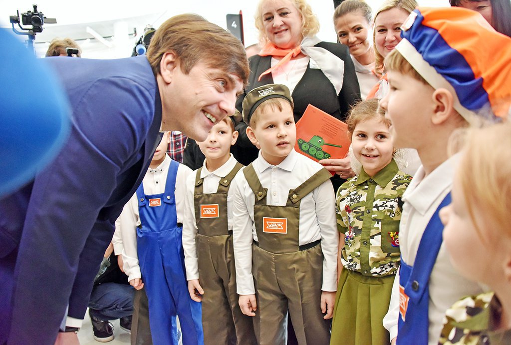Сергей Кравцов пообещал нижнетагильским дошколятам организовать серию экскурсий на Уралвагонзавод. Фото: Полина Зиновьева