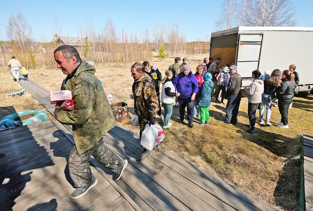 В Таежном оперативно разгружают машину с гуманитарной помощью. Фото: департамент информполитики Свердловской области