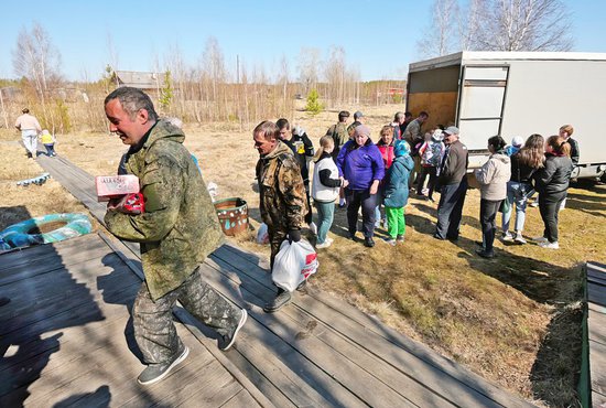 В Таежном оперативно разгружают машину с гуманитарной помощью. Фото: департамент информполитики Свердловской области