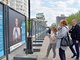 Жители и гости Екатеринбурга с интересом рассматривают портреты медработников, ищут среди них своих знакомых. Фото: Полина Зиновьева