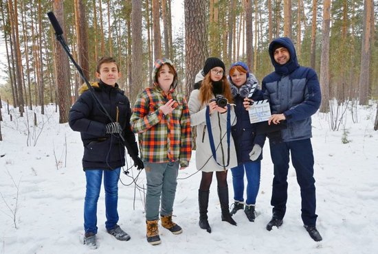 Работа над фильмом «Frozen» длилась полгода: в состав съёмочной группы вошли 9 школьников от 12 до 17 лет. Мантавиа Марвах (на снимке – первый справа) выступал в качестве консультанта Фото: Юлия Воротникова