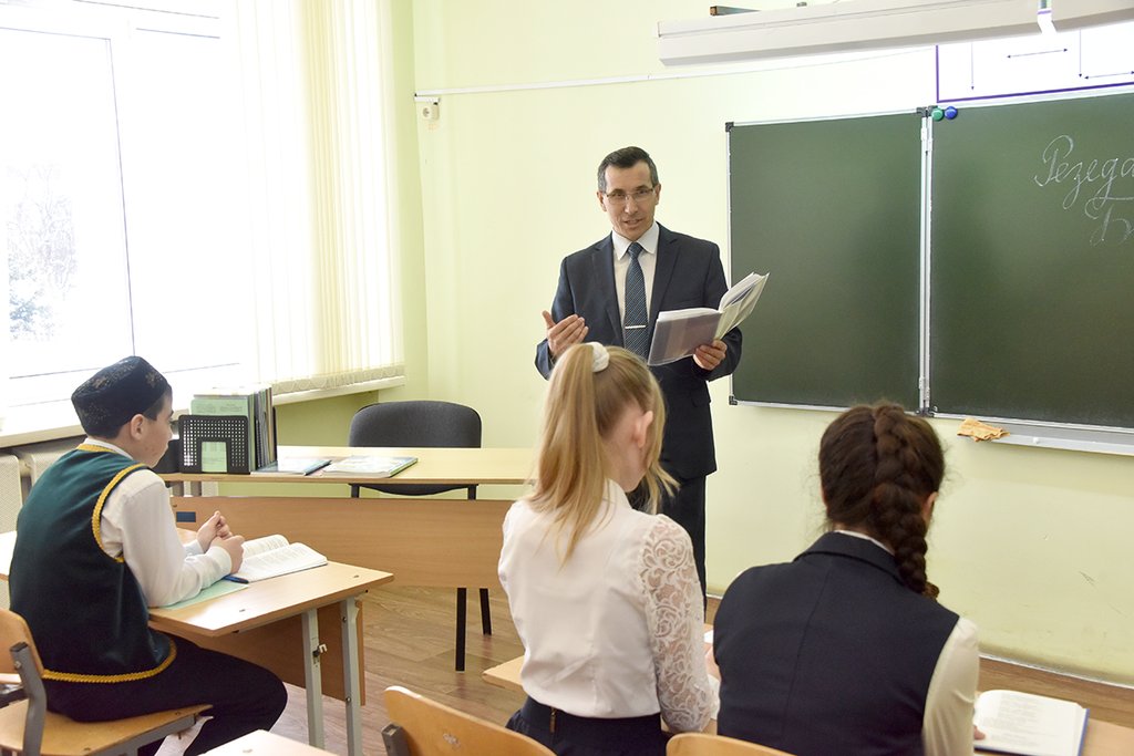 Дамир Каюмов преподаёт татарский язык в Усть-Манчажской школе 