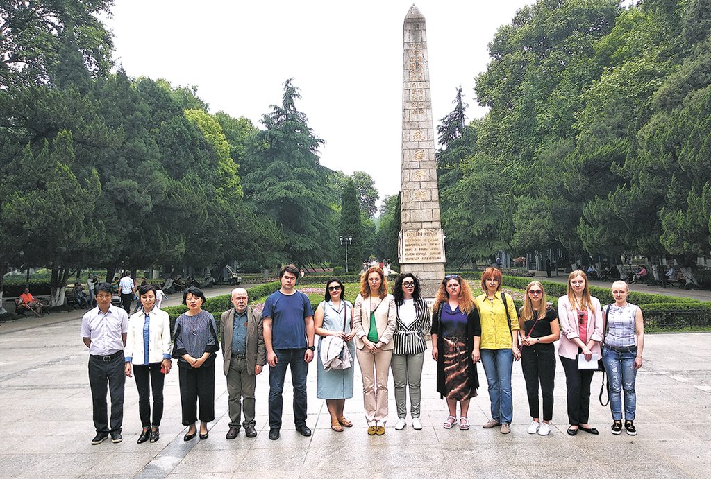 КНР, Ухань, памятник советским лётчикам-освободителям