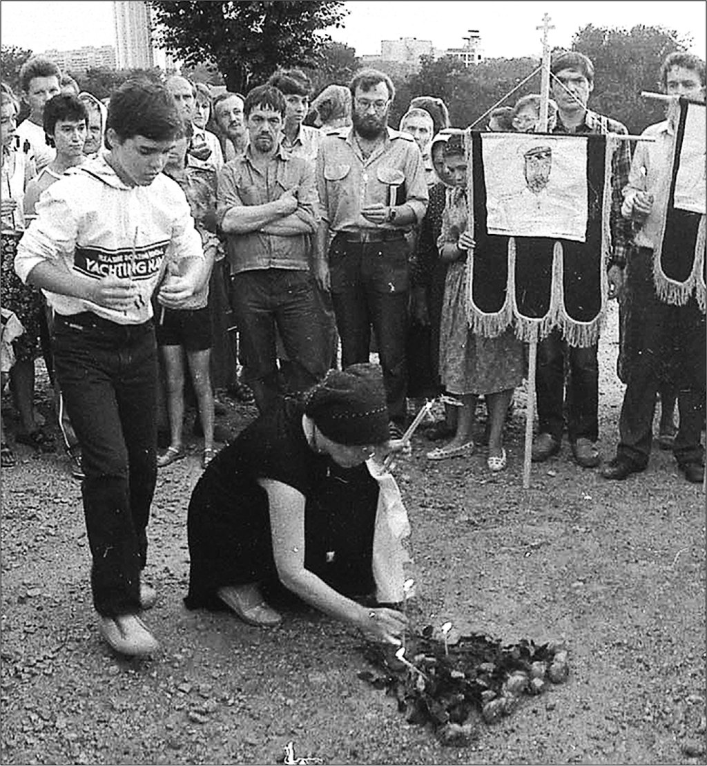 16 июля 1989 года на месте Ипатьевского дома состоялось первое моление