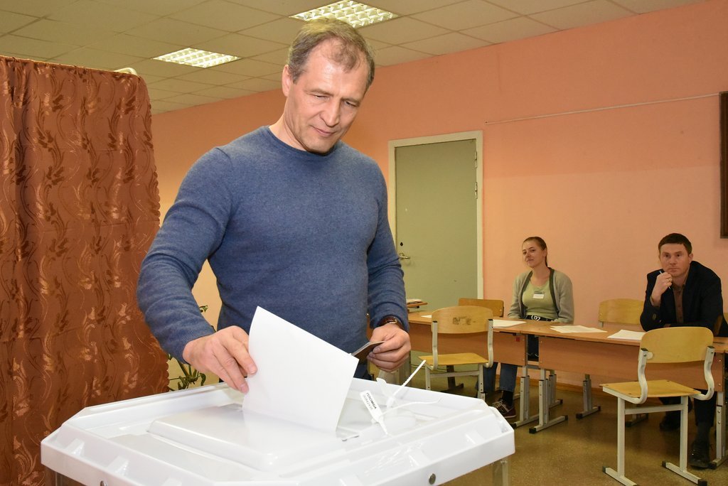 Игорь Володин проголосовал на праймериз в округе, который раньше сам представлял как депутат ЗССО. Фото: Борис Ярков