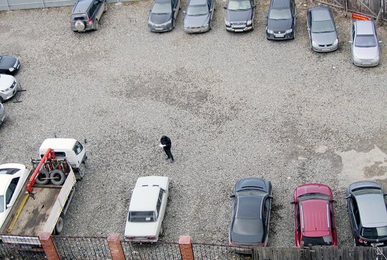 Внешне это – обычная стоянка, но бесплатно здесь не припаркуешься, за «порядком» следит специально назначенный человек. Фото: Алексей Кунилов