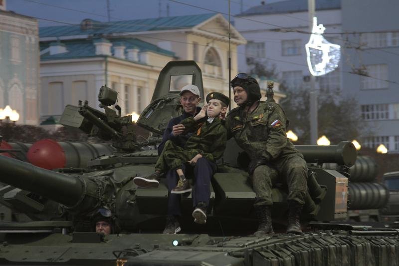 Максим Журавлёв (в центре) на броне танка Т-72 Б3. Фото: Пресс-служба ЦВО