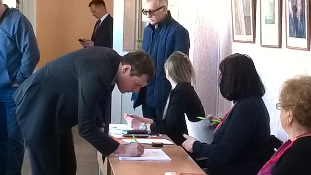 Дмитрий Жуков проголосовал на праймериз одним из первых. Фото: Тамара Романова