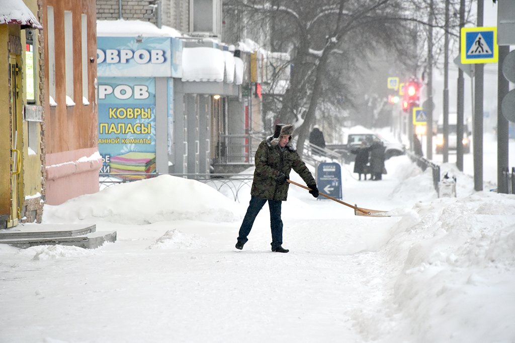 Житель Алапаевска чистит улицу от снега