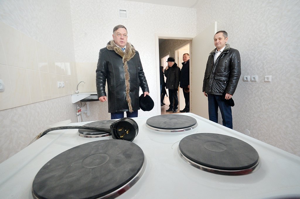Мэр Новоуральска Александр Баранов показывает новое жилье