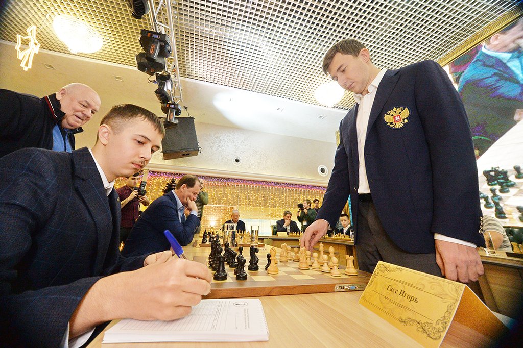Шахматист Сергей Карякин исполнил желание карпинского мальчика