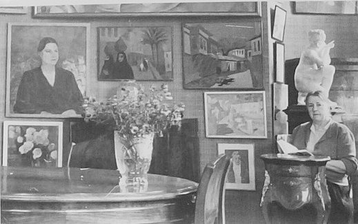 Казимира Басевич со своей коллекцией в ленинградской квартире