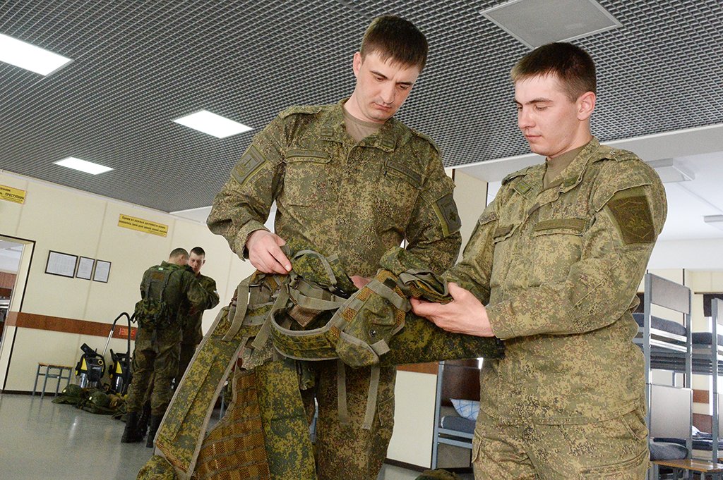 Капитан Иван Разуваев (слева) и старший лейтенант Андрей Скворцов