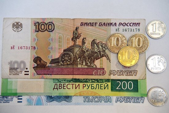 По данным Банка России, доля 100 рублей в общем количестве банкнот составляет 19 процентов, 50 рублей – 9 процентов. Фото: Владимир Мартьянов