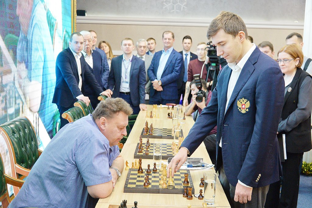 Шахматист Сергей Карякин исполнил желание карпинского мальчика.