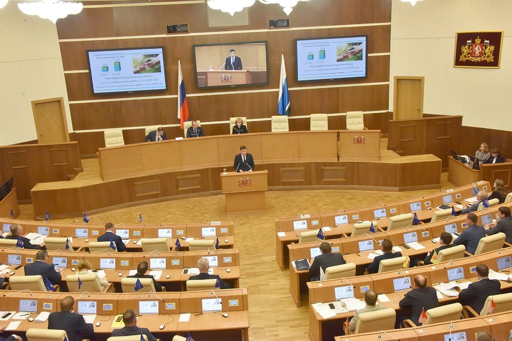 Губернатор Свердловской области Евгений Куйвашев выступил перед депутатами Заксобрания с традиционным отчётом