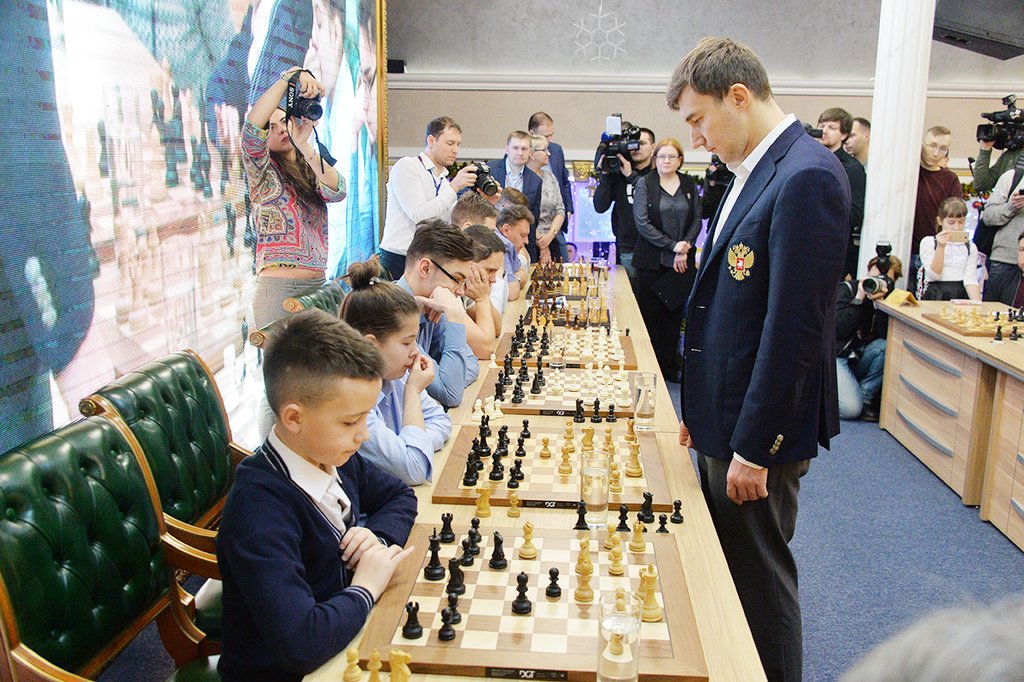 Шахматист Сергей Карякин исполнил желание карпинского мальчика