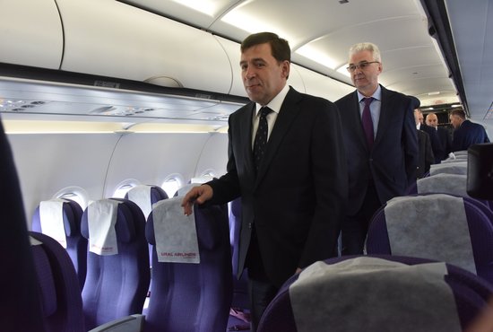 Глава региона Евгений Куйвашев осмотрел новый самолёт. Фото: Алексей Кунилов