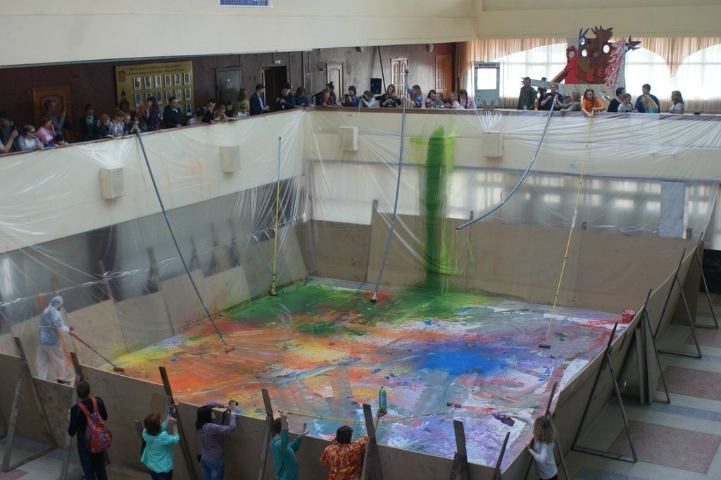 Посетители городского Дворца творчества юных Нижнего Тагила и активисты арт-группы «Жизнь как перформанс» пишут 300-метровую картину