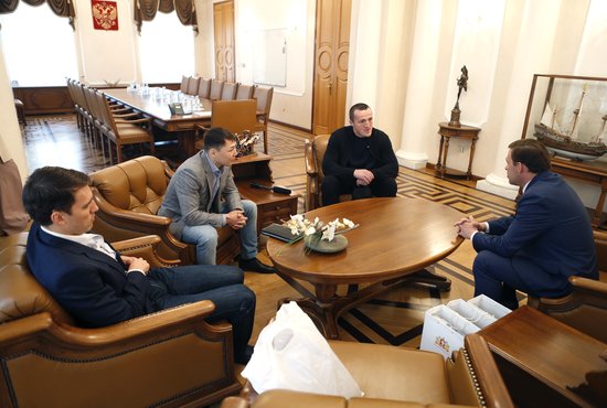 Евгений Куйвашев встретился с боксёром Денисом Лебедевым. Фото: областной департамент информполитики