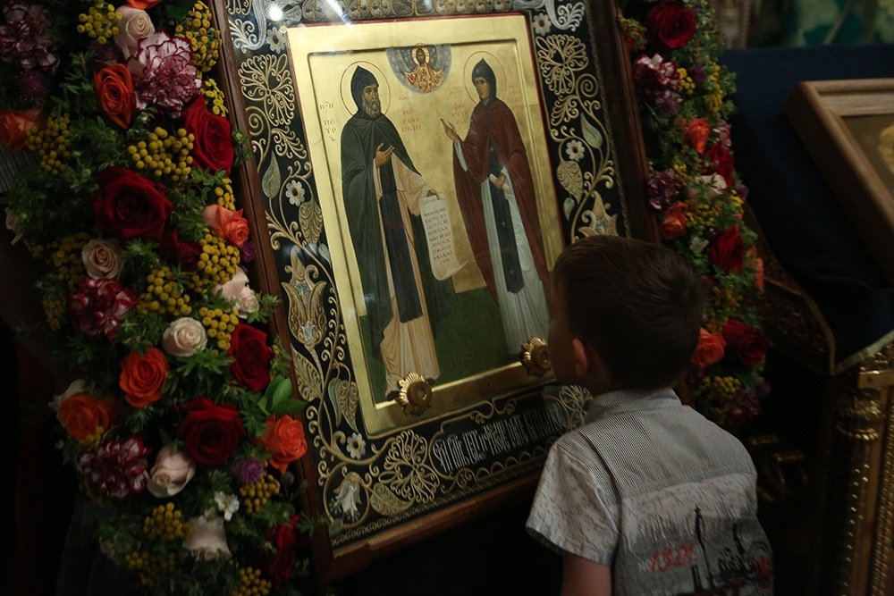 В Екатеринбург прибыла икона с мощами Петра и Февронии