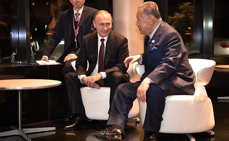По окончании встречи президент Владимир Путин проводил Ёсиро Мори до гостиницы.