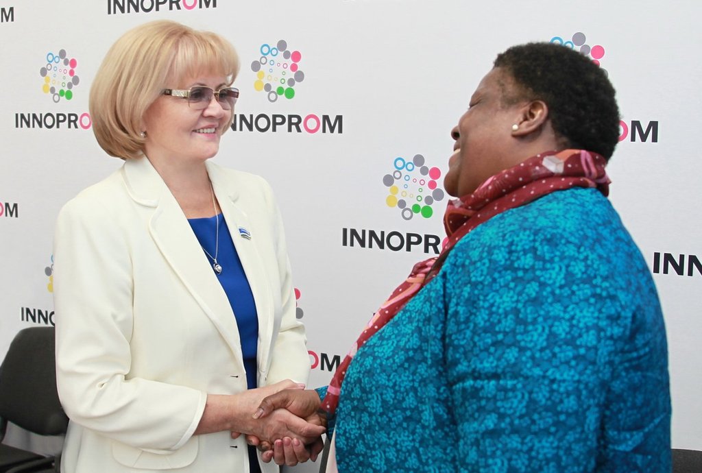 Людмила Бабушкина встретилась чрезвычайным и полномочным послом ЮАР в РФ Номасонто Марией Сибанда-Туси