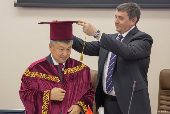 Ректор вуза Виктор Кокшаров вручил в 2015 году Энхболду Зандаахуугийну мантию и диплом Почётного доктора УрФУ. Фото: пресс-служба вуза