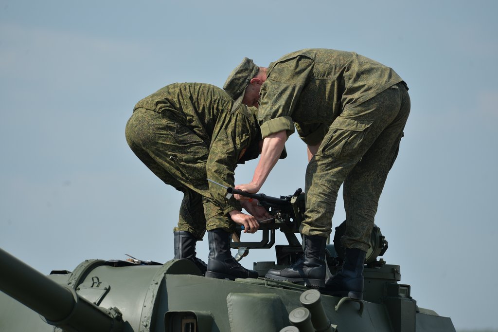 Солдаты снимают пулемет с танка