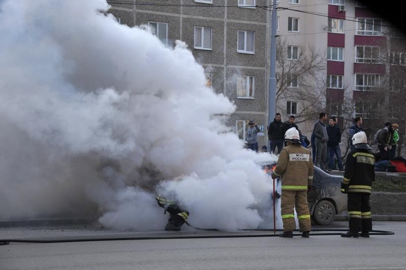 Сверлдовская область, Ревда, пожар, автомобиль, ВАЗ-21099, Volkswagen Polo, горение, огнеборец, тушение