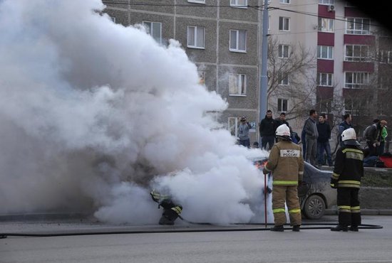 В Ревде минувшей ночью горели два автомобиля. Фото: Павел Ворожцов