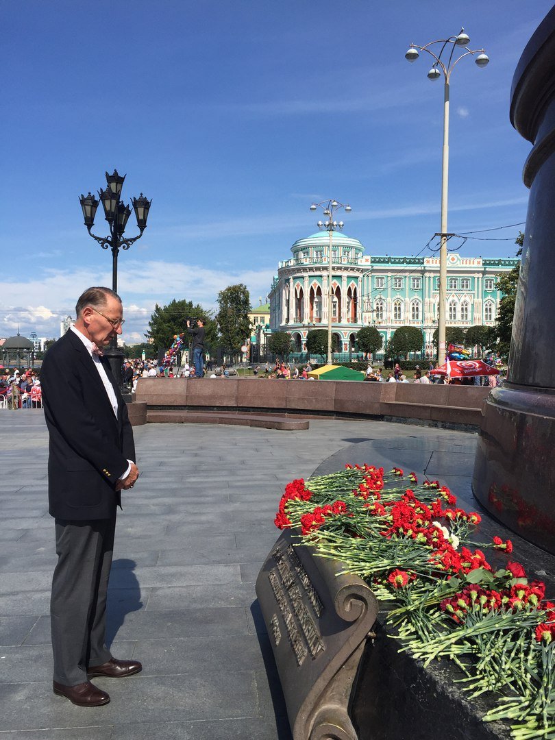 Новый Генконсул США в Екатеринбурге возложил цветы к памятнику основателям города.