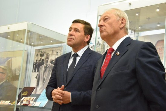 Евгений Куйвашев и Эдуард Россель вместе осмотрели экспозицию выставки. Фото: областной департамент информполитики