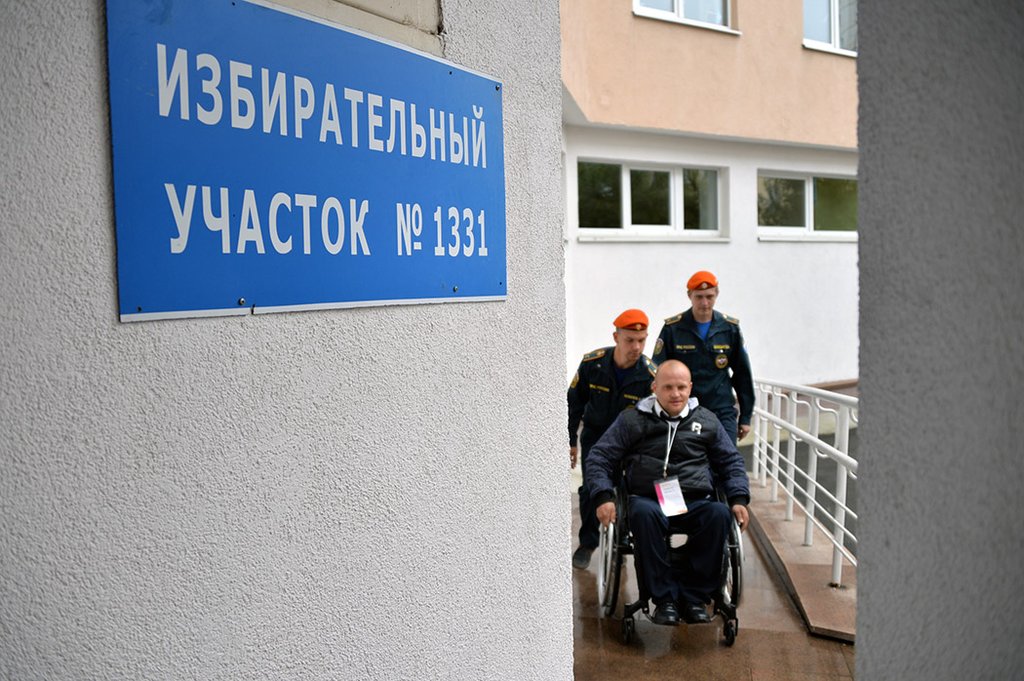 Теперь инвалиды могут прийти проголосовать сами. Фото: Павел Ворожцов