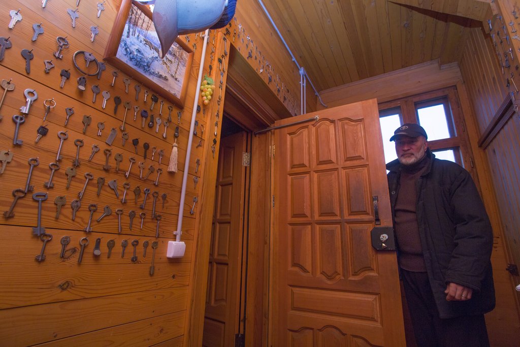 Юрий Казарин живет один в деревенском домике, который построил сам.Фото: Владимир Мартьянов