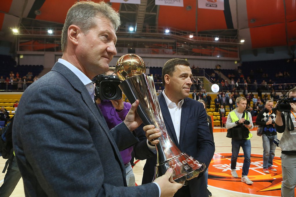 Евгений Куйвашев и Андрей Козицын поздравили победителей баскетбольного турнира «Кубок УГМК».