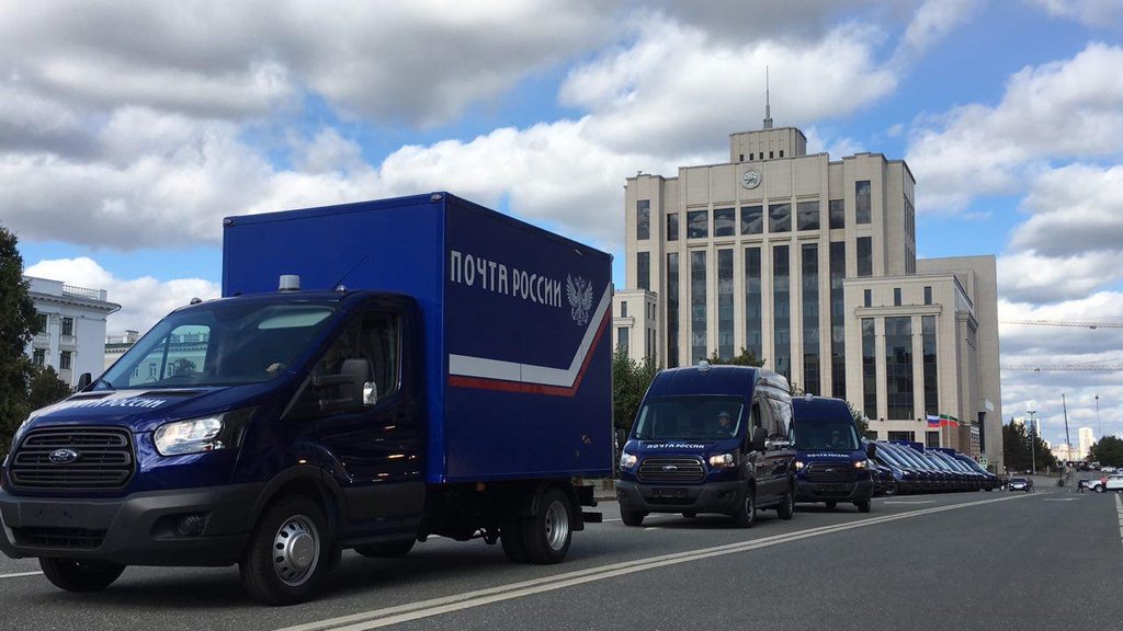 Машины Почты России едут по Екатеринбургу.