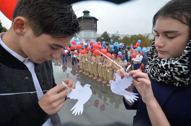 Запуск голубей на площади Труда в Екатеринбурге