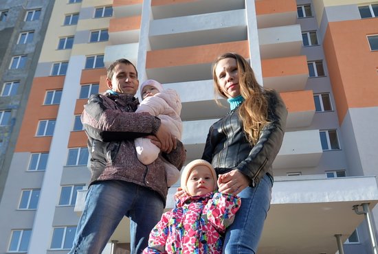 Семьи счастливы: из съёмных квартир они наконец переезжают в собственные. Фото: Павел Ворожцов