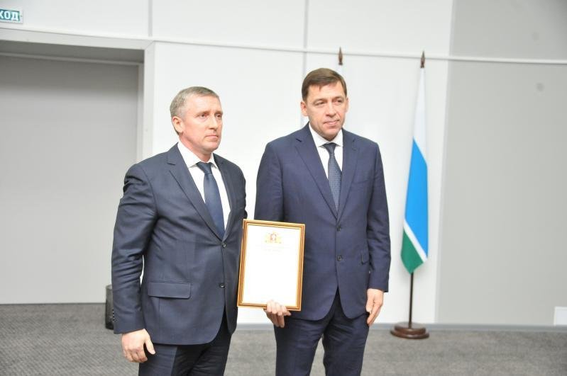 Валерий Хорев (слева от губернатора) исполнял обязанности сити-менеджера около года. Фото: Павел Ворожцов