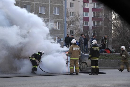 На площади четырёх квадратных метров оказались повреждены автомобили Opel Astra и Chevrolet Aveo в Каменске-Уральском. Фото: Павел Ворожцов