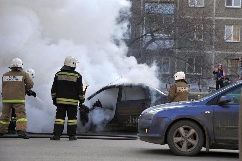 Спасатели тушат загоревшийся автомобиль