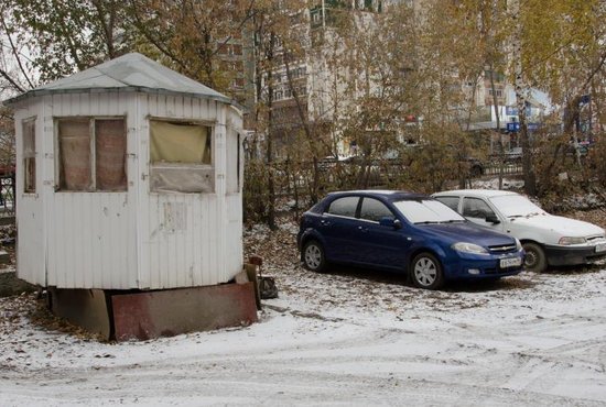Парковки не только незаконно занимали место, но и мешали движению транспорта и жителям соседних домов. Фото: Павел Ворожцов
