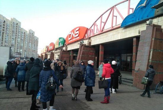 По громкой связи людям объявили об экстренном закрытии торгового центра. Фото: Александр Приходченко