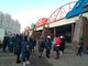 По громкой связи людям объявили об экстренном закрытии торгового центра. Фото: Александр Приходченко