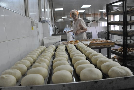 На изготовление одного хлебца понадобится около 70 сверчков. Фото: Алексей Кунилов