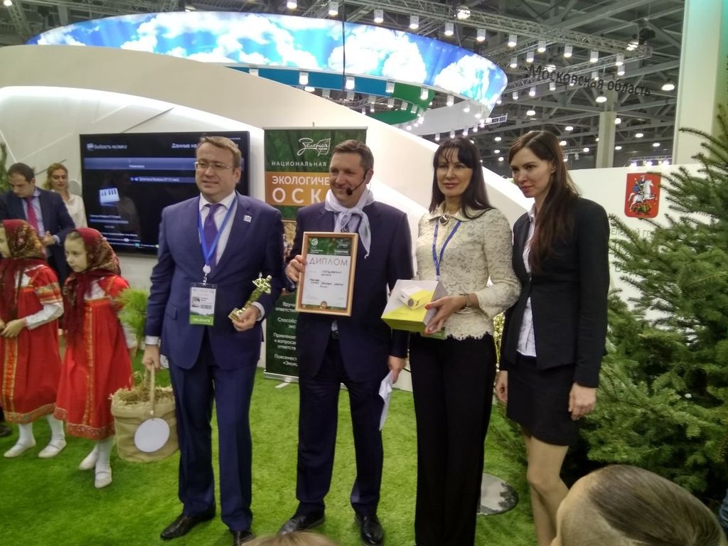Статуэтку, символизирующую Гран-при конкурса, вручили региональному министру природных ресурсов и экологии Алексею Кузнецову