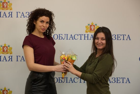Каждый сотрудник "ОГ" получил в подарок от партнёра пакетик попкорна. Фото: Владимир Мартьянов.